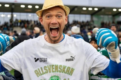 Anton Fagerström firar avancemanget till Allsvenskan.