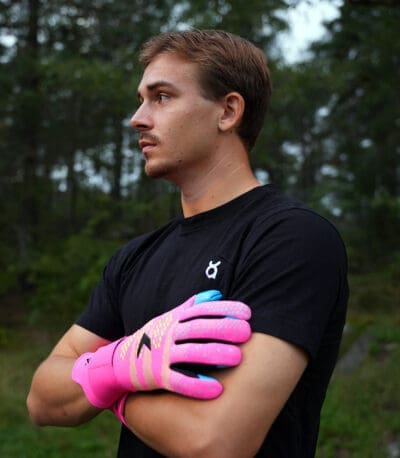 Bild på Felix Jakobsson i ett par KLA® NHC Extreme Contact.