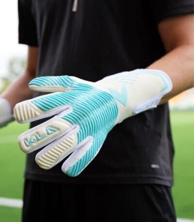 Bild på målvakt med ett par KLA® NC Wave Contact.