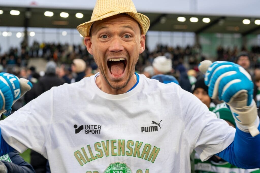 Anton Fagerström firar avancemanget till Allsvenskan.