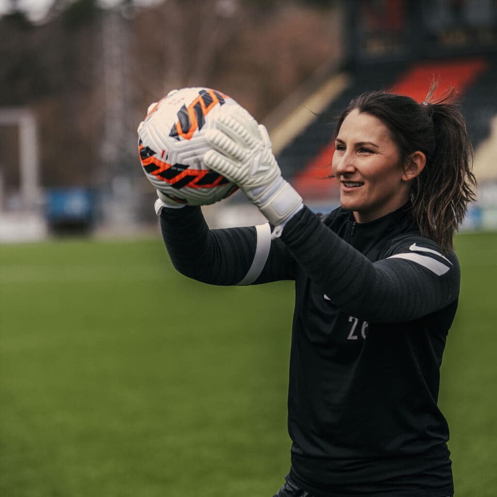 Närbild på KLA® NC All White Giga