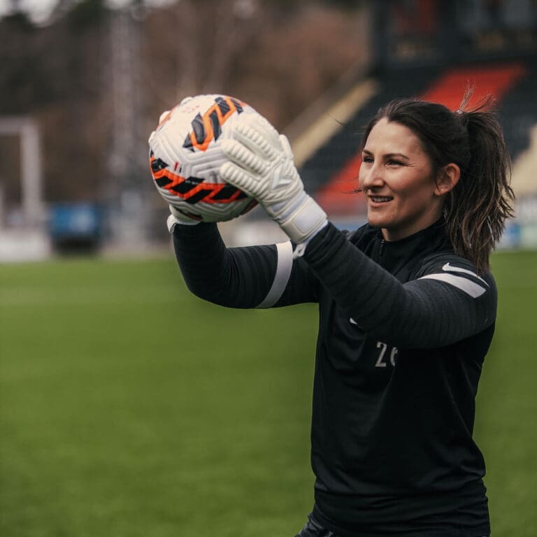 Närbild på KLA® NC All White Giga