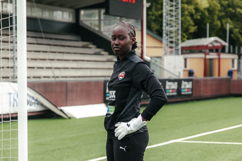 Angel Mukasa i ett par KLA® NC SBR White Quartz