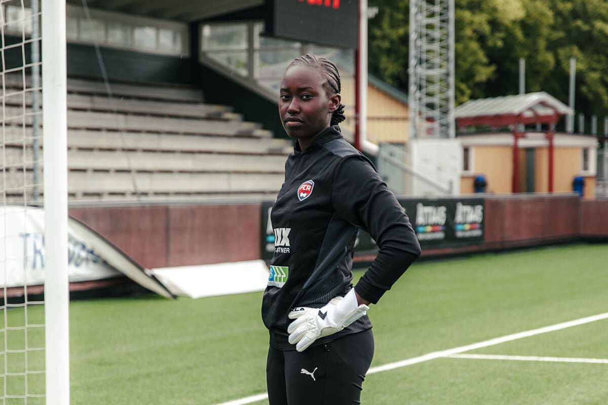 Angel Mukasa i ett par KLA® NC SBR White Quartz