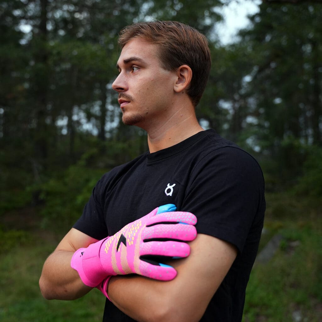 Bild på Felix Jakobsson i ett par KLA® NHC Extreme Contact.