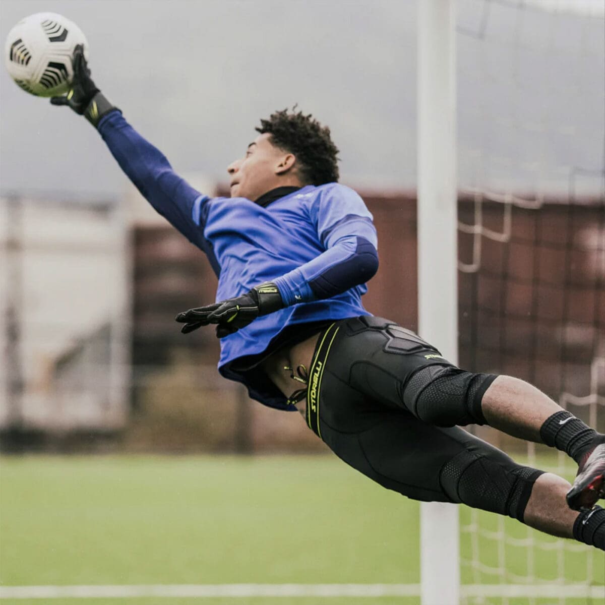 Bild på ett målvakt som slänger sig i ett par BodyShield GK 3/4 Leggings.