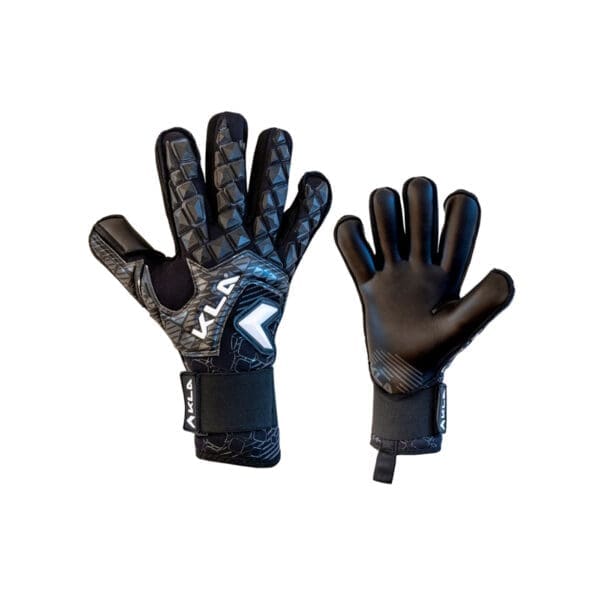 Bild på ett par KLA® NRF Black GigaX.