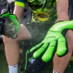 Bild på när Glove Glu Original används på målvaktshandskar.