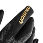 Närbild på fingret på Reusch Pure Contact Infinity.