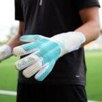 Bild på målvakt med ett par KLA® NC Wave Contact.