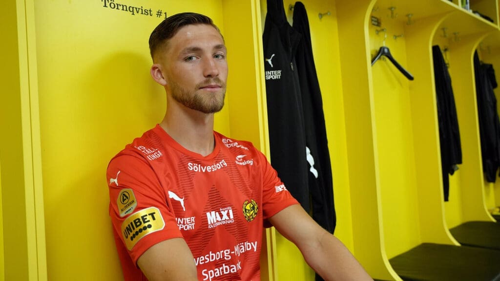 Bild på Noel Törnqvist i Mjällby AIF:s omklädningsrum.