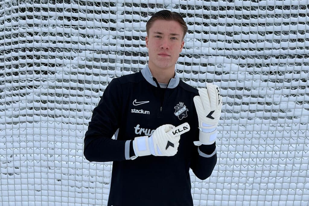 Melker Wall i AIK i ett par handskar från Målvaktens.se.